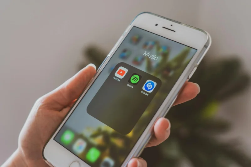 Vì sao Apple bị 3 YouTuber nổi tiếng khởi kiện?